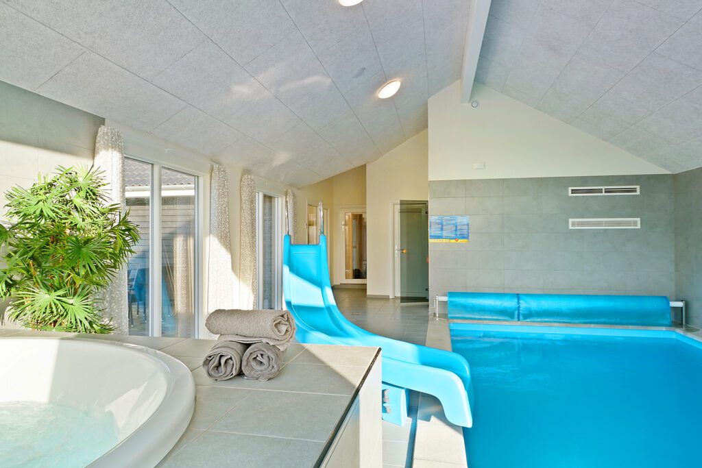 Pool i sommerhus til 26 personer