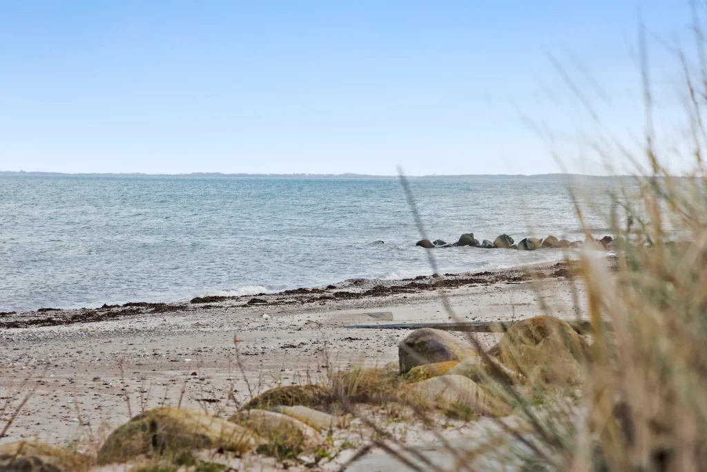 Hasmark strand med utsikt över stranden och vattnet