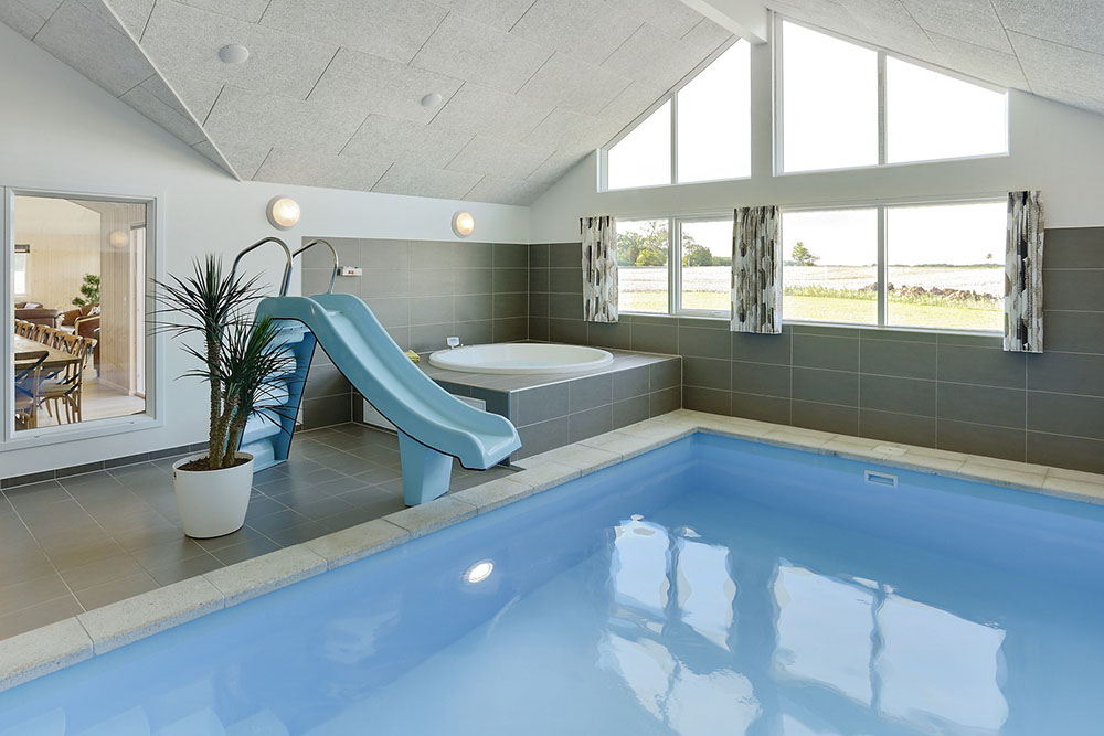 Sommarstuga 324 är inredd med en smakfull poolavdelning som har vattenrutschbana, ett stort inbyggt spapad och bastu