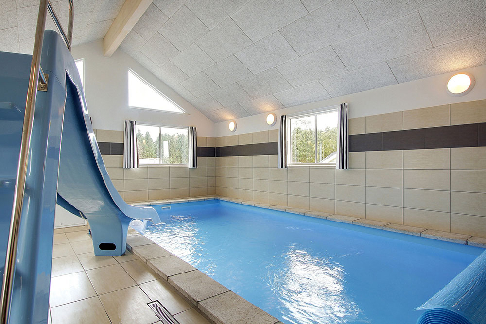 Sommarstuga 330 är inredd med en smakfull poolavdelning som har vattenrutschbana, ett stort inbyggt spapad och bastu