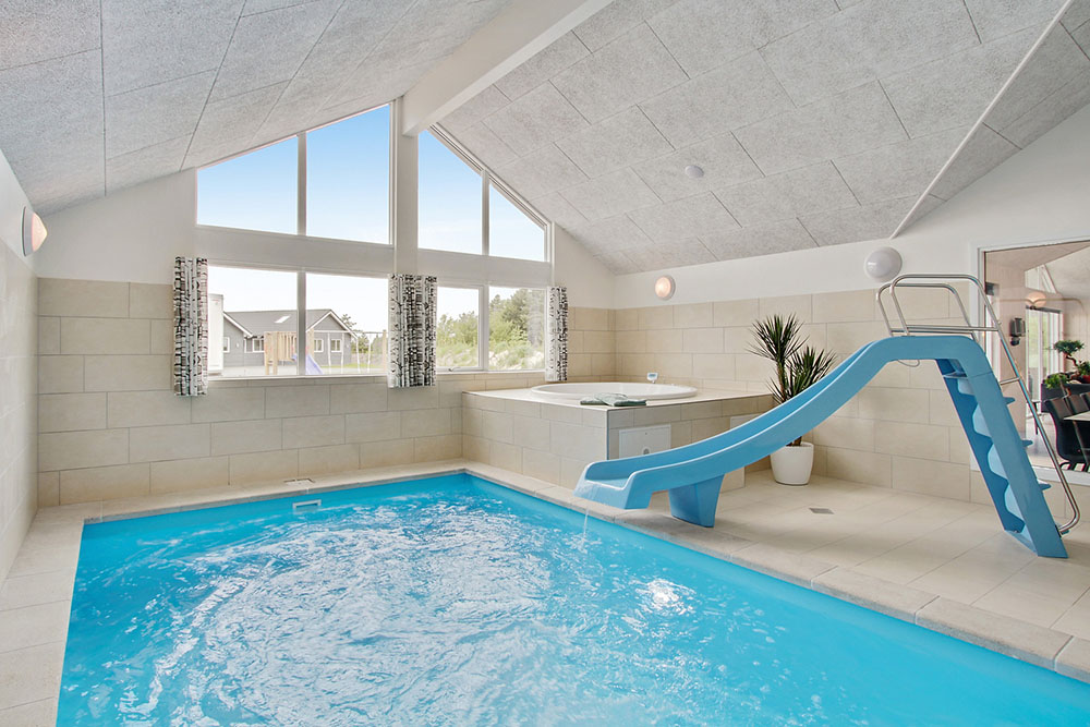 Sommarstuga 390 är inredd med en smakfull poolavdelning som har vattenrutschbana, ett stort inbyggt spapad och bastu