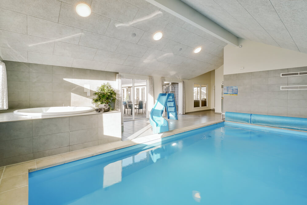 Sommarstuga 479 är inredd med en smakfull poolavdelning som har vattenrutschbana, ett stort inbyggt spapad och bastu