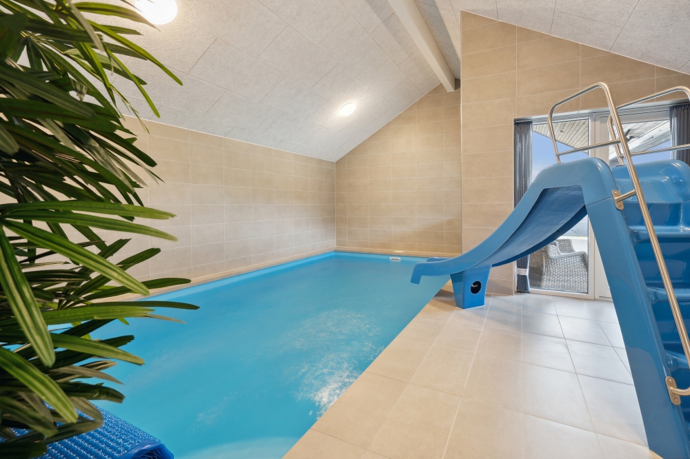 Sommarstuga 594 är inredd med en smakfull poolavdelning som har vattenrutschbana, ett stort inbyggt spapad och bastu