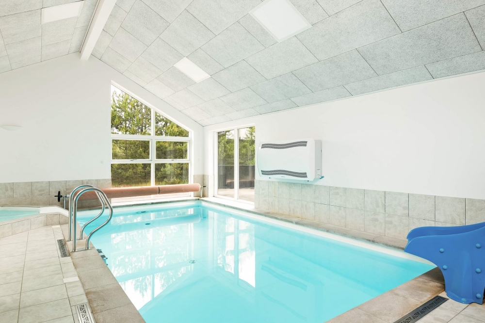 Sommarstuga 602 är inredd med en smakfull poolavdelning som har vattenrutschbana, ett stort inbyggt spapad och bastu