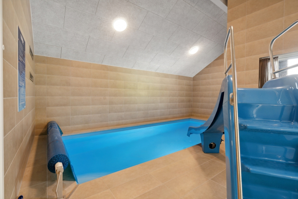 Sommarstuga 616 är inredd med en smakfull poolavdelning som har vattenrutschbana, ett stort inbyggt spapad och bastu