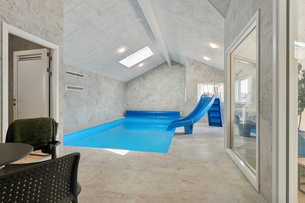 Sommarstuga 619 är inredd med en smakfull poolavdelning som har vattenrutschbana, ett stort inbyggt spapad och bastu