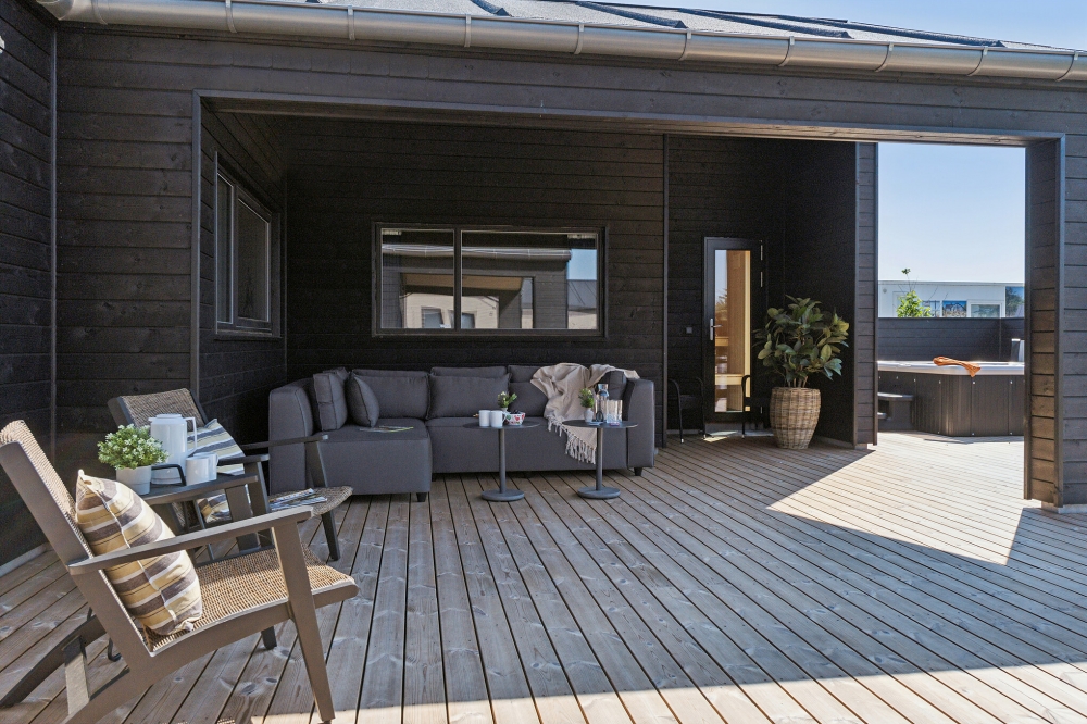 Lyxstuga nr 634 har en härlig terrass med sköna trädgårdsmöbler för 18 personer.