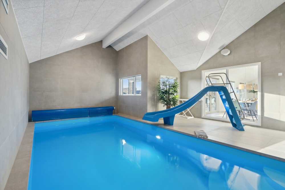 Sommarstuga 638 är inredd med en smakfull poolavdelning som har vattenrutschbana, ett stort inbyggt spapad och bastu