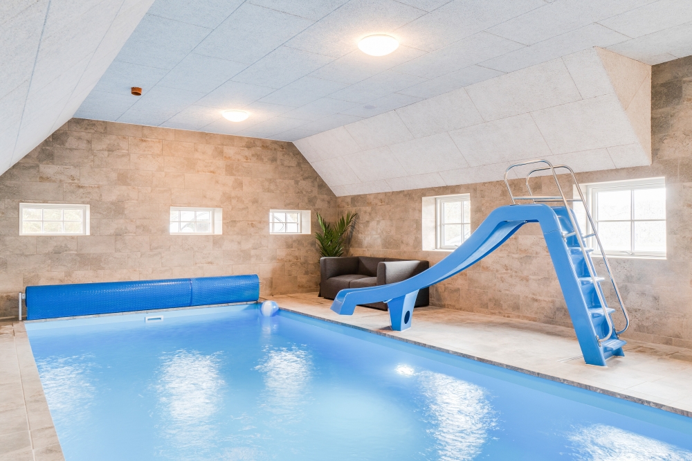 Sommarstuga 645 är inredd med en smakfull poolavdelning som har vattenrutschbana, ett stort inbyggt spapad och bastu