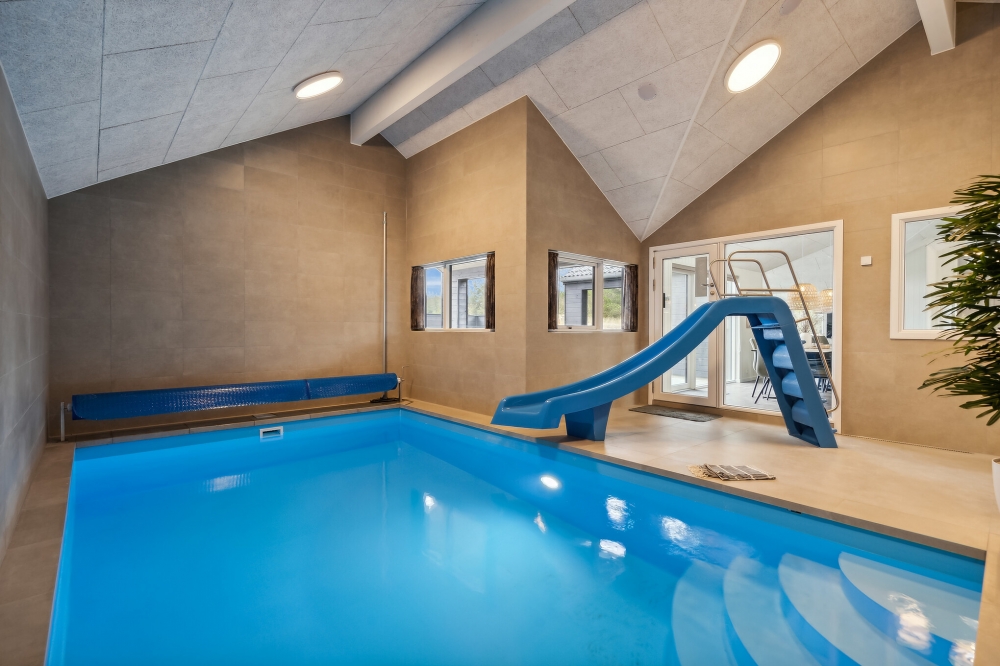 Sommarstuga 770 är inredd med en smakfull poolavdelning som har vattenrutschbana, ett stort inbyggt spapad och bastu