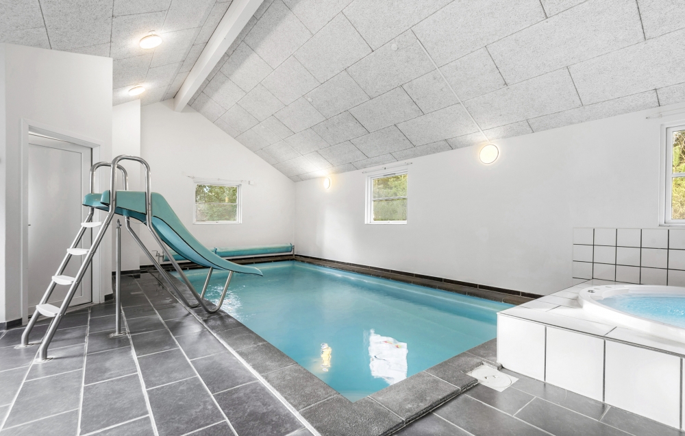 Sommarstuga 197 är inredd med en smakfull poolavdelning som har vattenrutschbana, ett stort inbyggt spapad och bastu