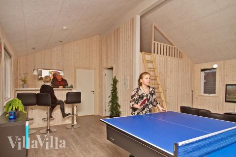 I husets aktivitetsrum är det inrättat en mysig bar med kylskåp där man kan mixa drinkar eller servera kalla drycker till de spelande