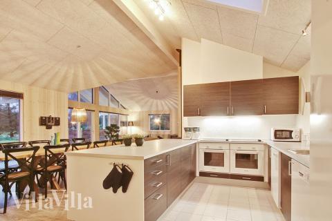 Köket är stort och ljust, med 2 elspisar, mikrovågsugnar, 2 diskmaskiner, 2 kylskåp och frysar