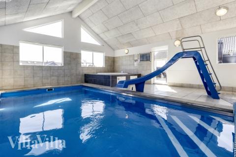 Sommarstuga 267 är inredd med en smakfull poolavdelning som har vattenrutschbana, ett stort inbyggt spapad och bastu