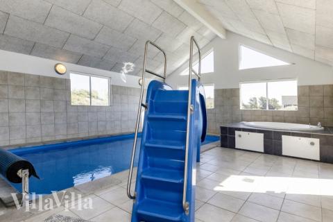 Den härliga poolen i lyxstuga nr 267 för 20 personer