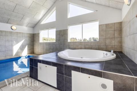 Njut av spabadets värme i lyxstuga nr 267 i Nordjylland