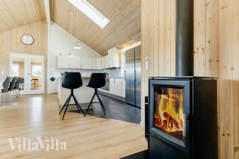 I soffhörnan i lyxstuga 267 i Nordjylland kan ni spela brädspel eller titta på film tillsammans.