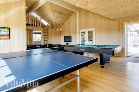 Förutom de många timmar som du kan tillbringa i stugans poolavdelning erbjuder lyxstuga 267 även biljard, bordtennis och dart