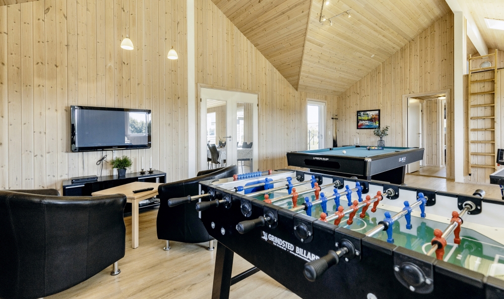 Tävla i sommarhusets aktivitetsrum när ni besöker lyxhus nr 267 i Nordjylland.