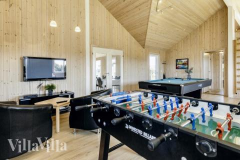 Tävla i sommarhusets aktivitetsrum när ni besöker lyxhus nr 267 i Nordjylland.