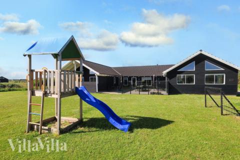 Den tjusiga sommarstugan nr 267 med gott om plats för upp till 20 personer