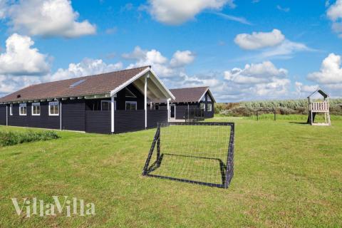 Den praktfulla poolstugan nr 267 med plats för 20 personer ligger i Nordjylland