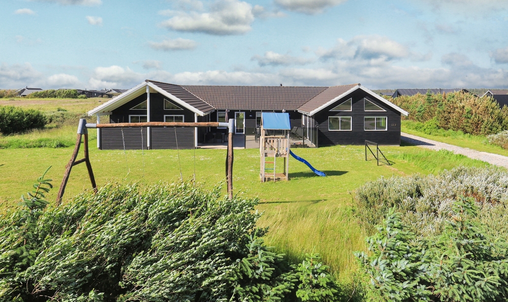 I Nordjylland ligger detta vackra poolhus nr 267 med plats för 20 personer.