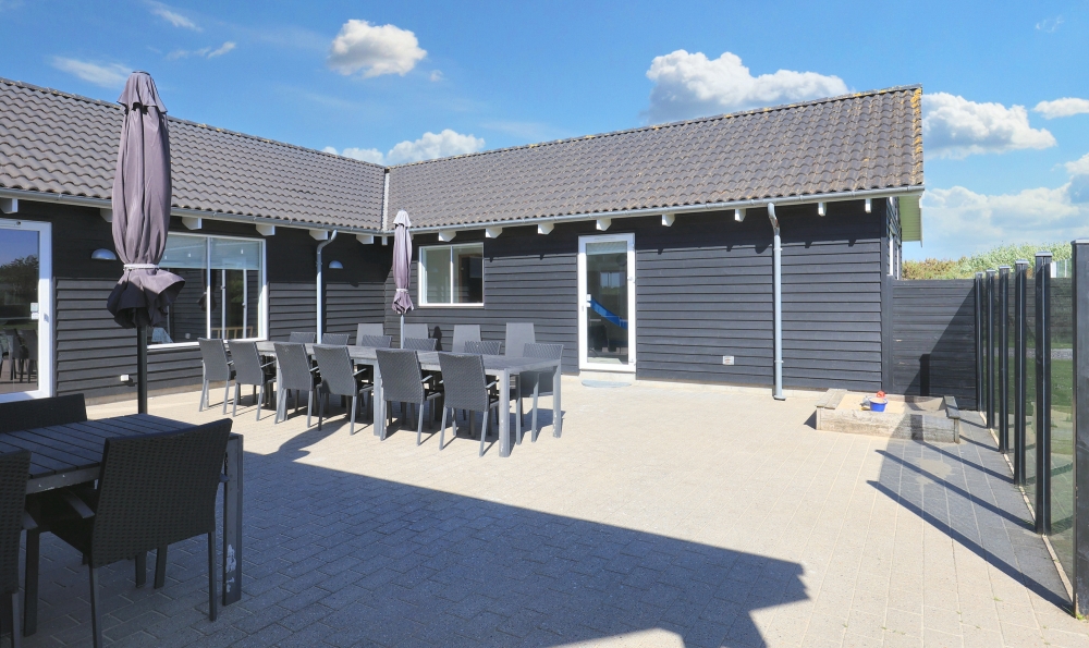 Njut av en grillkväll på terrassen i lyxstuga nr 267 i Nordjylland