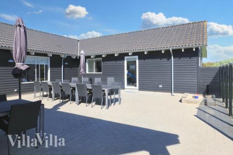 Njut av en grillkväll på terrassen i lyxstuga nr 267 i Nordjylland