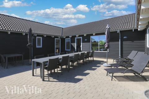 Lyxstuga nr 267 har en härlig terrass med sköna trädgårdsmöbler för 20 personer.