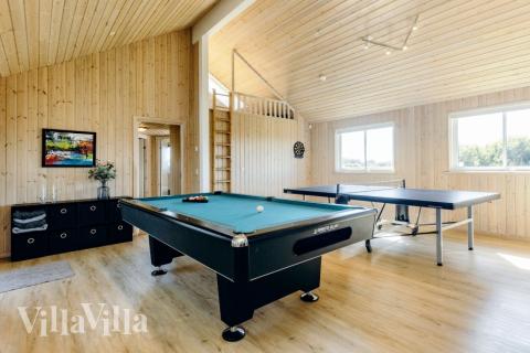 Aktivitetsrum i lyxstuga nr 267 med 8 sovrum och plats för 20 personer.