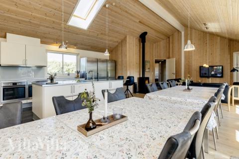 Det stora ljusa vardagsrummet i lyxstuga nr 267 för 20.