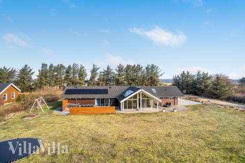 I Nordjylland ligger detta vackra poolhus nr 236 med plats för 14 personer.