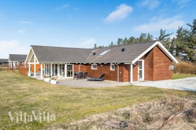 Den praktfulla poolstugan nr 236 med plats för 14 personer ligger i Nordjylland