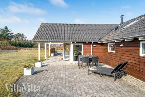 Lyxstuga nr 236 har en härlig terrass med sköna trädgårdsmöbler för 14 personer.