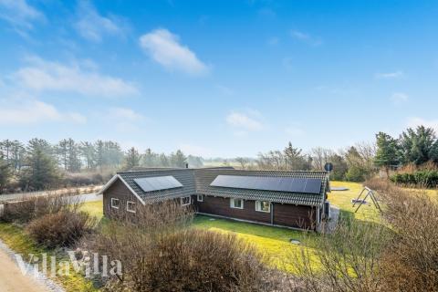 Den praktfulla poolstugan nr 236 med plats för 14 personer ligger i Nordjylland