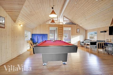 Lyxstuga 236 för 14 personer har ett stort aktivitetsrum med bl.a. biljard och dart