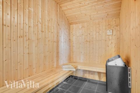 Njut av bastuvärmen i lyxstuga nr 236 för 14 personer