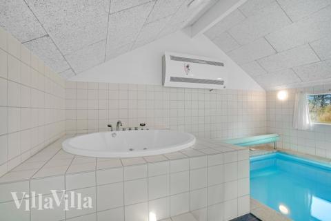 Njut av spabadets värme i lyxstuga nr 236 i Nordjylland