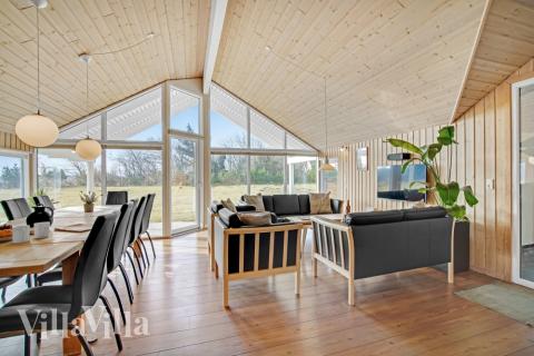 I soffhörnan i lyxstuga 236 i Nordjylland kan ni spela brädspel eller titta på film tillsammans.