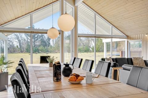 Det stora ljusa vardagsrummet i lyxstuga nr 236 för 14.