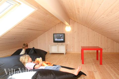 Barn och unga kan vältra sig i den stora lek- sovalkoven som har plattskärms-tv med DVD