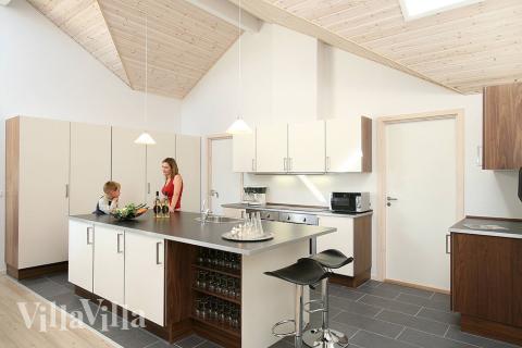 Köket är utrustat med bland annat två kylskåp, ugnar och diskmaskiner