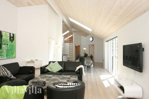 Allrummet är ljust och rymligt, och blir gärna husets naturliga samlingspunkt