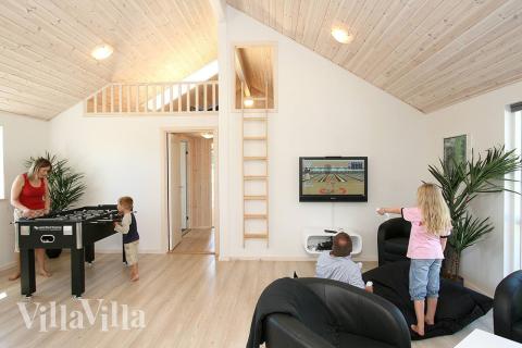 Husets alla inomhusaktiviteter garanterar en upplevelserik vistelse oavsett årstid och väder