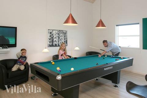 I biljardrummet kan det tävlas i både dart, biljard/pool, X-box360 och Playstation 2. Baren är utformad med eget kylskåp