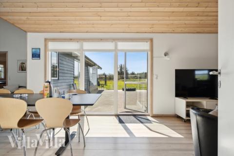 Det stora ljusa vardagsrummet i lyxstuga nr 192 för 22.