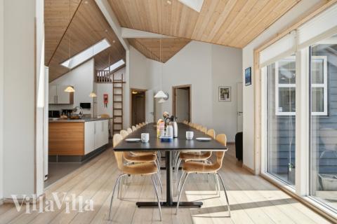 Vardagsrummet i lyxstuga nr. 192 har plats för 22 personer.