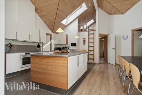 Köket i lyxstuga nr 192 är generöst inrett.