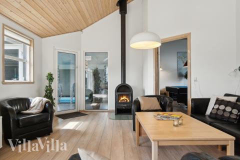 I soffhörnan i lyxstuga 192 i Nordjylland kan ni spela brädspel eller titta på film tillsammans.